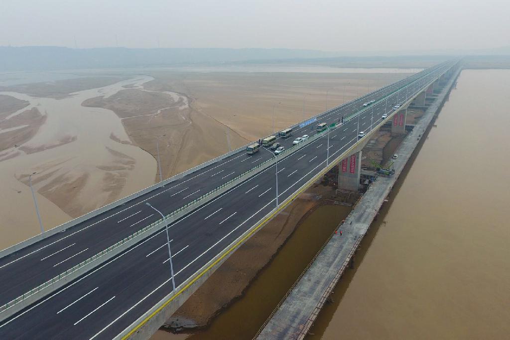今天上午10時，國道234焦作至滎陽黃河大橋(簡稱：焦鄭黃河大橋)及連接線項(xiàng)目正式通車。